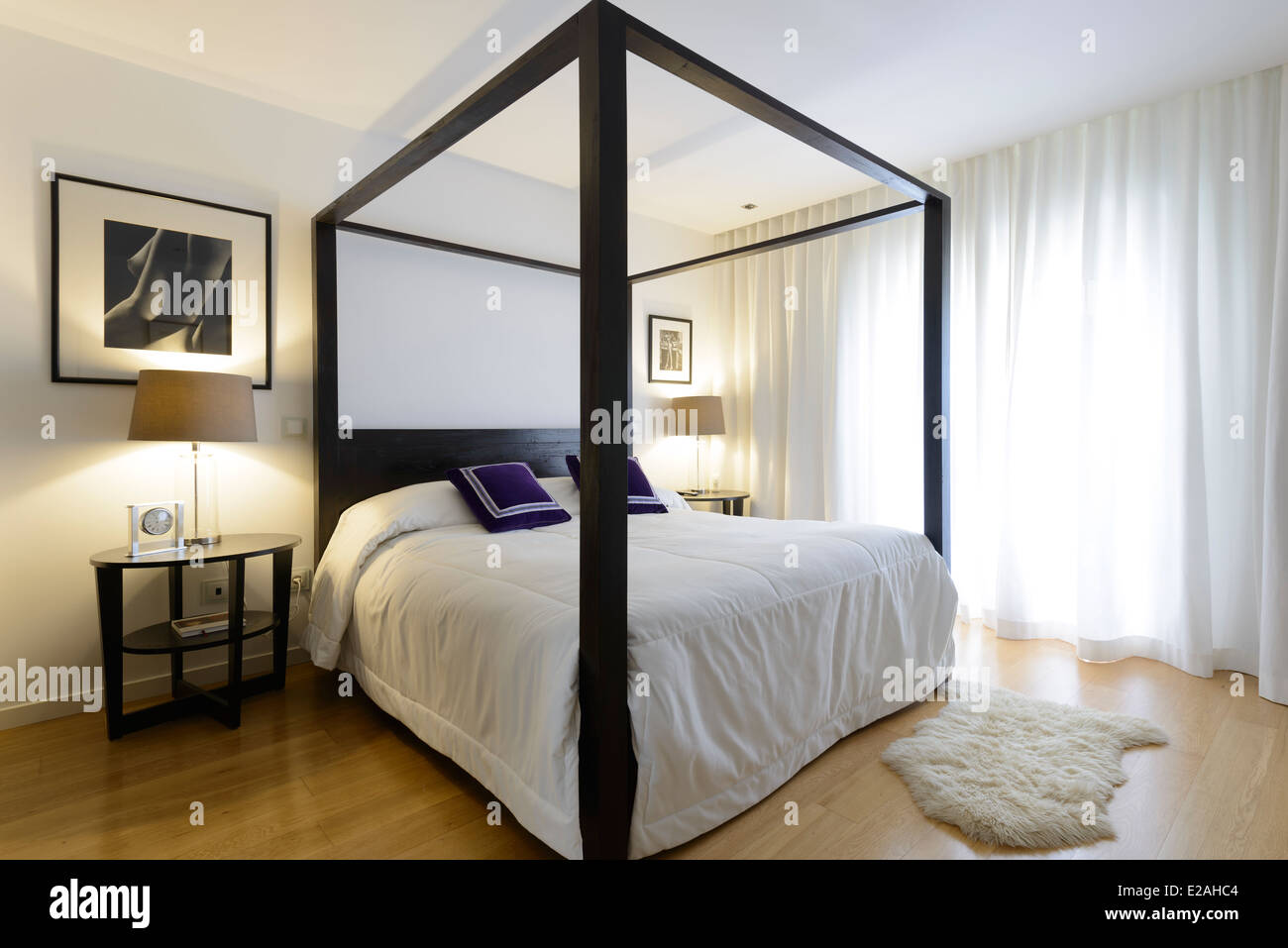 Schlafzimmer mit Himmelbett Stockfoto