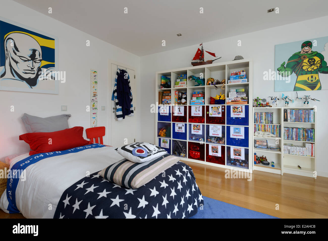 Kinderzimmer mit zwei Betten Stockfoto