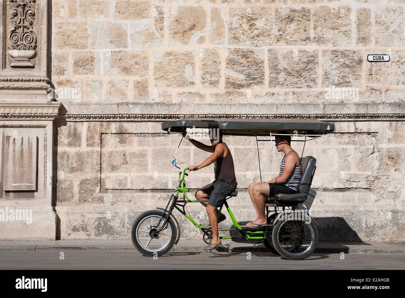 Ciudad De La Habana Provinz, Kuba, Havanna, Habana Vieja-Bezirk, Weltkulturerbe der UNESCO, Bicy Taxi vor Stockfoto