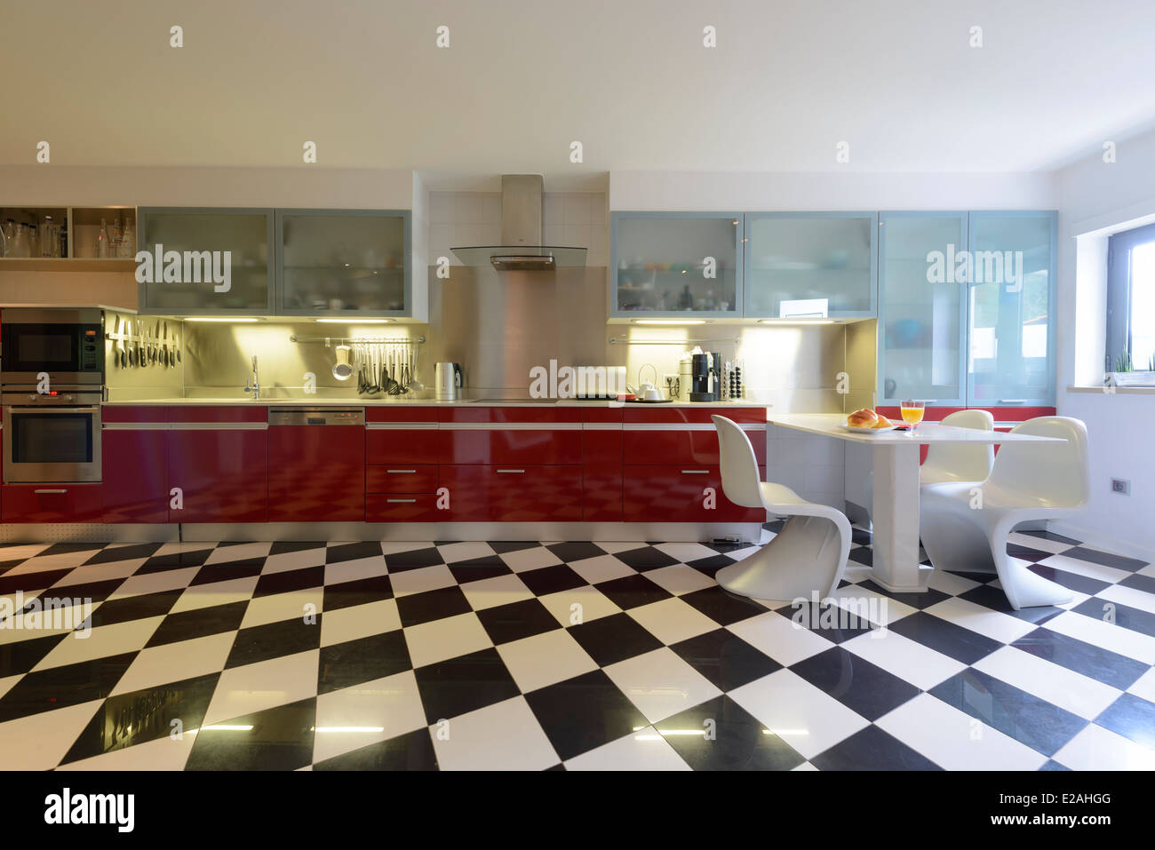 Moderne Küche Interieur mit karierten Boden Stockfoto