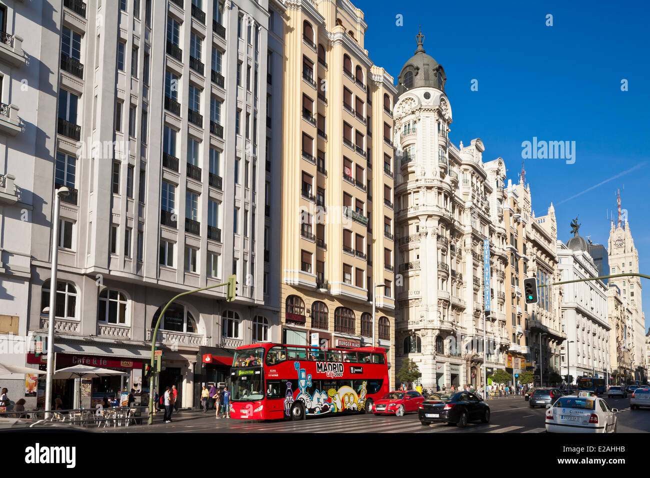 Spanien, Madrid, Gran Via, Innenstadt Hauptschlagader mit Gebäuden aus dem frühen 20. Jahrhundert, Edificio Telefonica Architekten Stockfoto