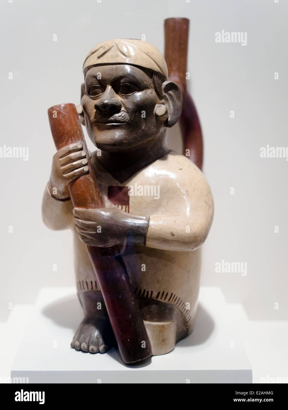 Gestalteten Flasche anthropomorphe Darstellung Mochica klassisch, 1-800 n. Chr. Museo de Arte Precolombino, Cusco - Peru dieser Persönlichkeit in einem offenbar verkrüppelten Zustand drückt eine immense würde und motiviert in die Betrachter Gefühle diametral entgegengesetzt zu Mitgefühl, sondern eher vergleichbar mit Respekt und Wertschätzung. Extreem Realismus ist nicht nur durch die Kapazität um das gewünschte Bild darzustellen mit dotierten nachhaltig eine schwach Hyratic Haltung, aber in der angepassten Einsatz von Farben und Details der Dekoration wie die zarte kleinen Eidechsen, die aus den Ecken entstehen die Stockfoto