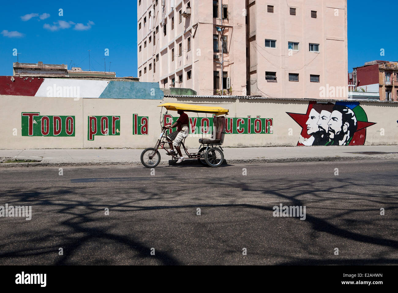 Kuba, Ciudad De La Habana Provinz, Havanna, Centro Habana Bezirk, Bicy Taxi und Wandbild zum Thema revolutionärer Propaganda Stockfoto