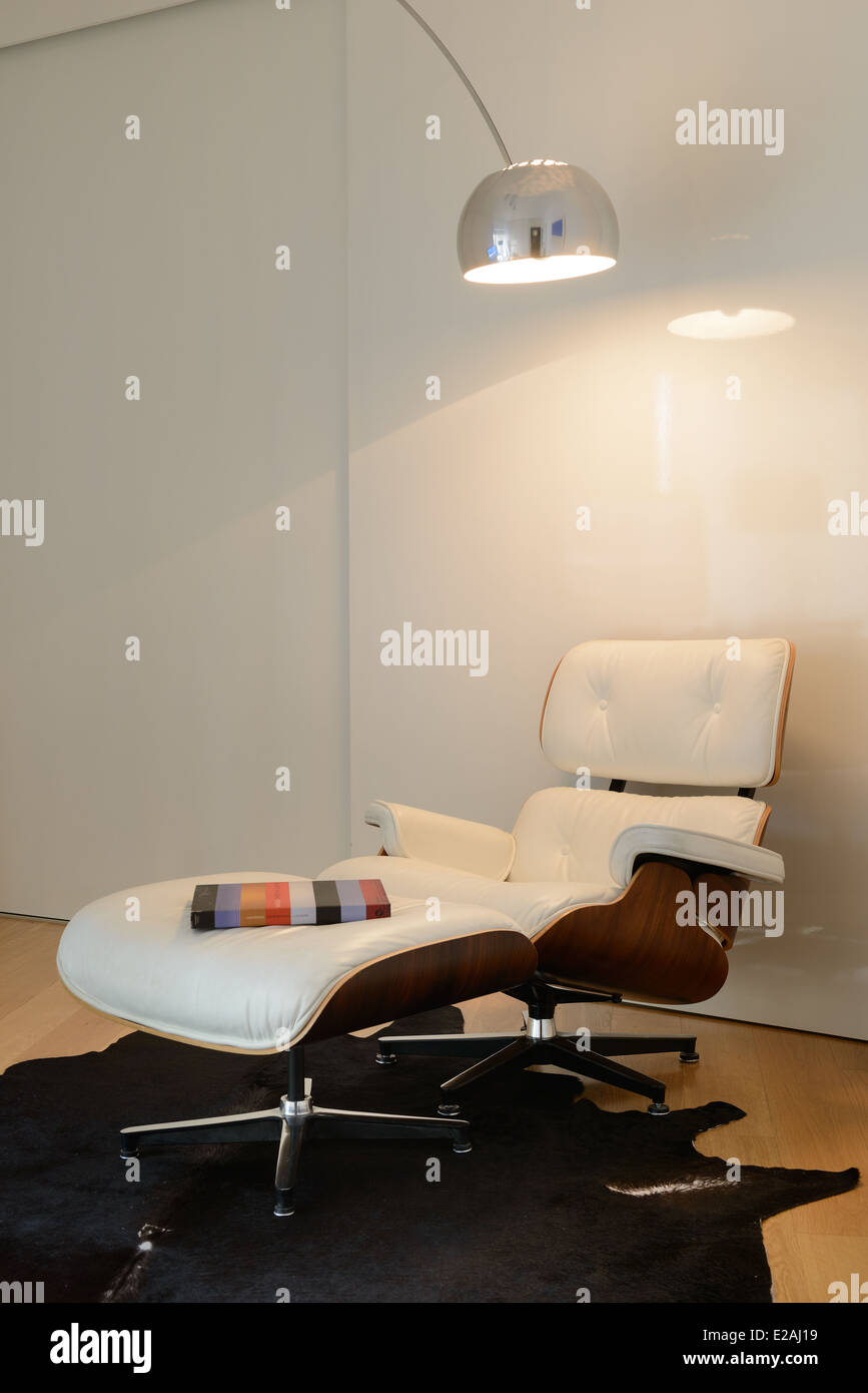 Leseecke mit mid-Century Lounge Chair und Ottoman Design von Charles und Ray Eames für Herman Miller Stockfoto