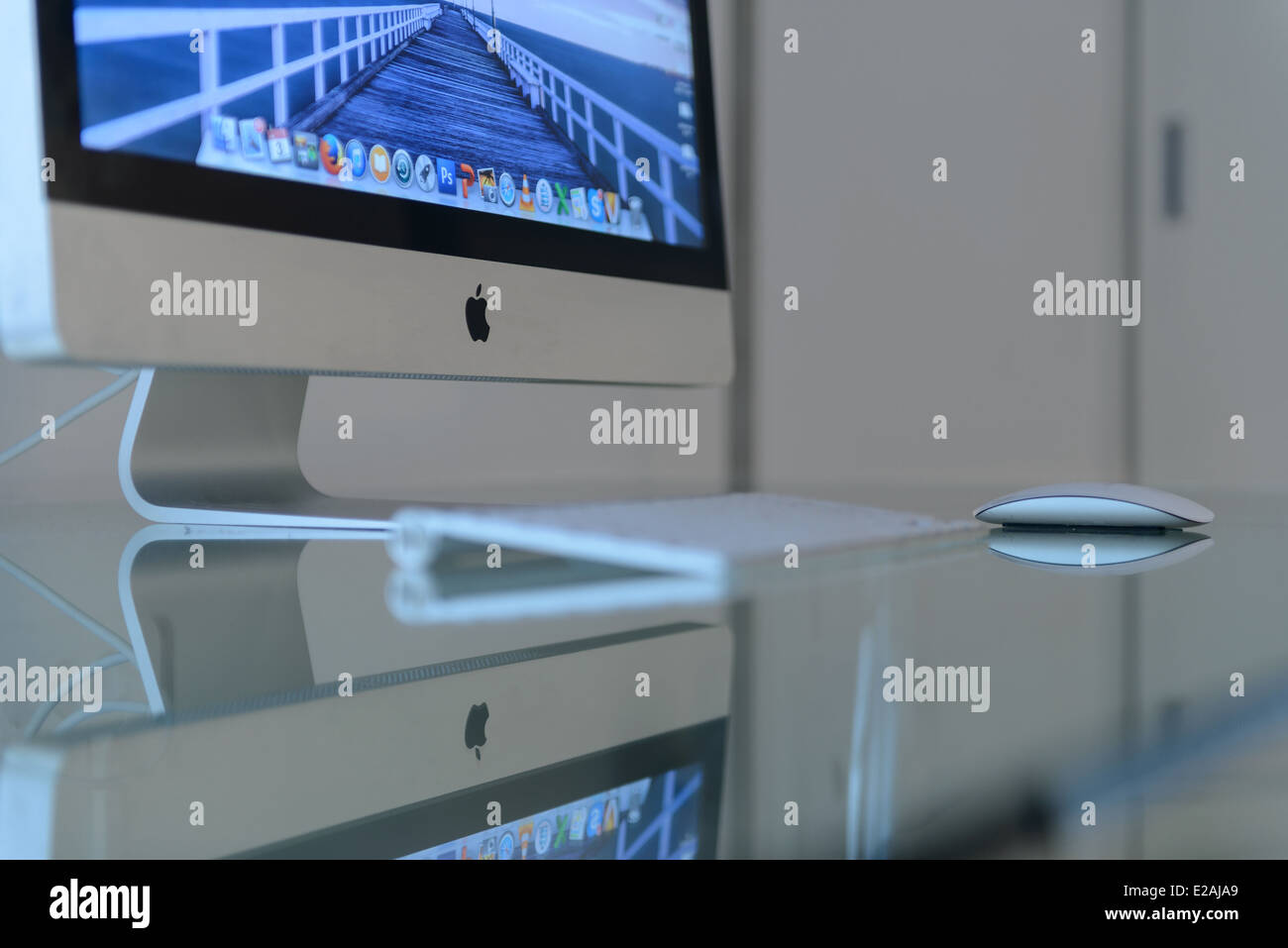 Apple-iMac-Computer auf einem Glasschreibtisch Stockfoto