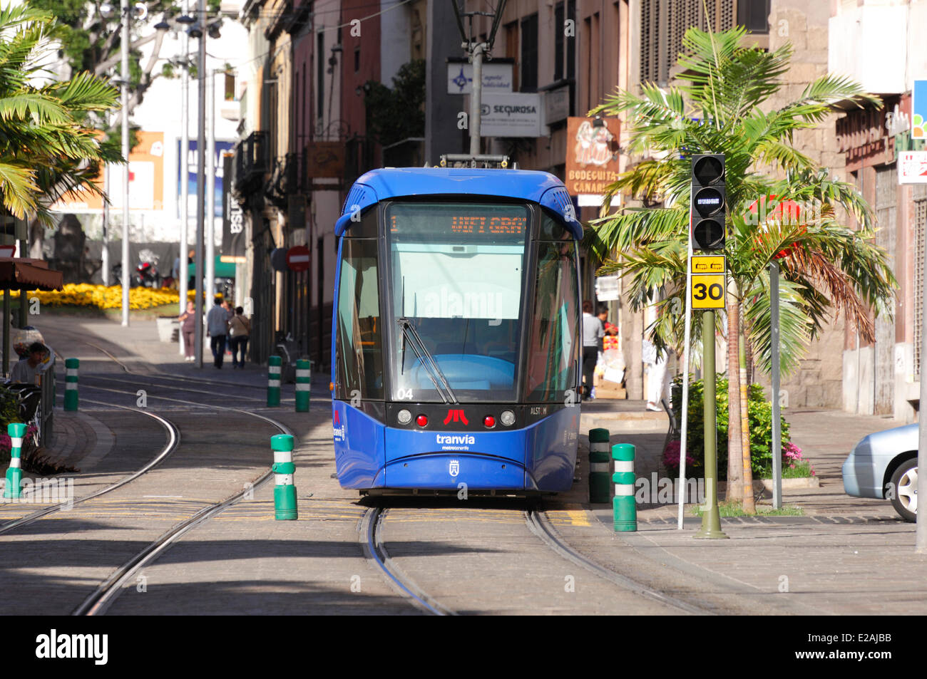 Spanien, Kanarische Inseln, Teneriffa, Santa Cruz De Tenerife, blaue Straßenbahn vorbei Calle de Imeldo Seris Stockfoto