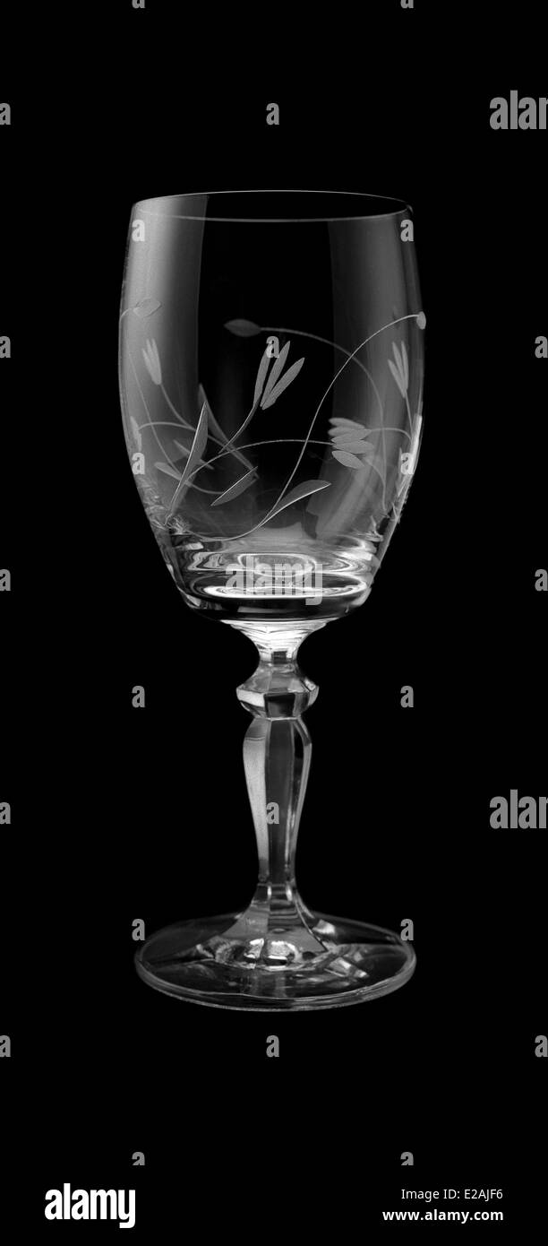 Dekoriert stammte aus Glas für Wein auf schwarzem Hintergrund Stockfoto