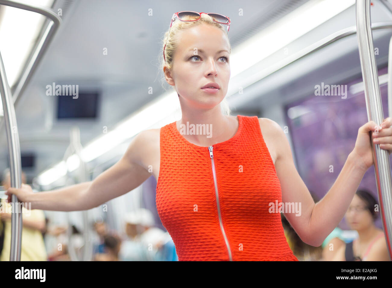 Dame mit der u-Bahn unterwegs. Stockfoto