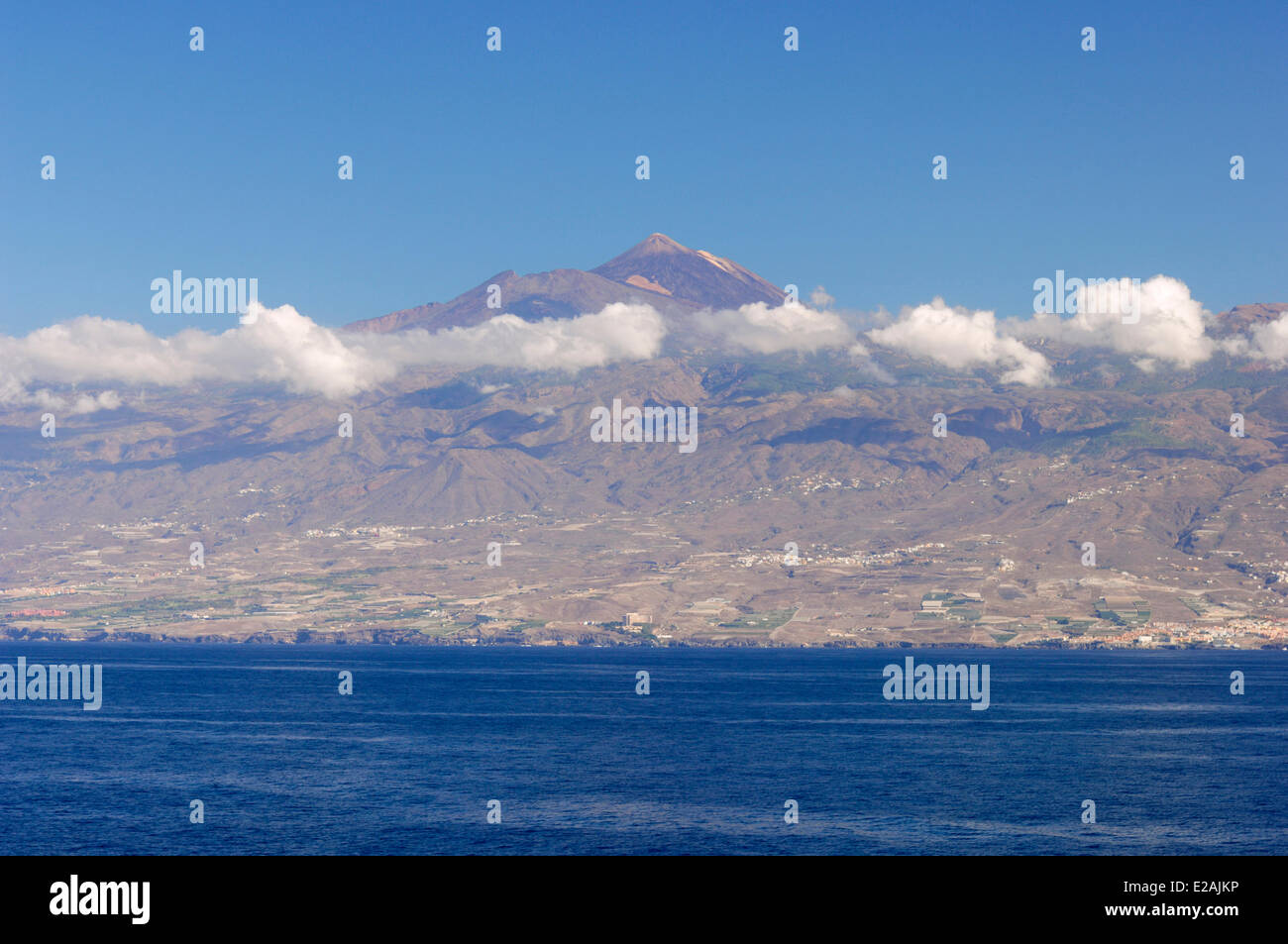 Spanien, Kanarische Inseln, Teneriffa, Blick vom Meer der Insel Teneriffa und der Vulkan Teide im Teide-Nationalpark aufgeführt Stockfoto