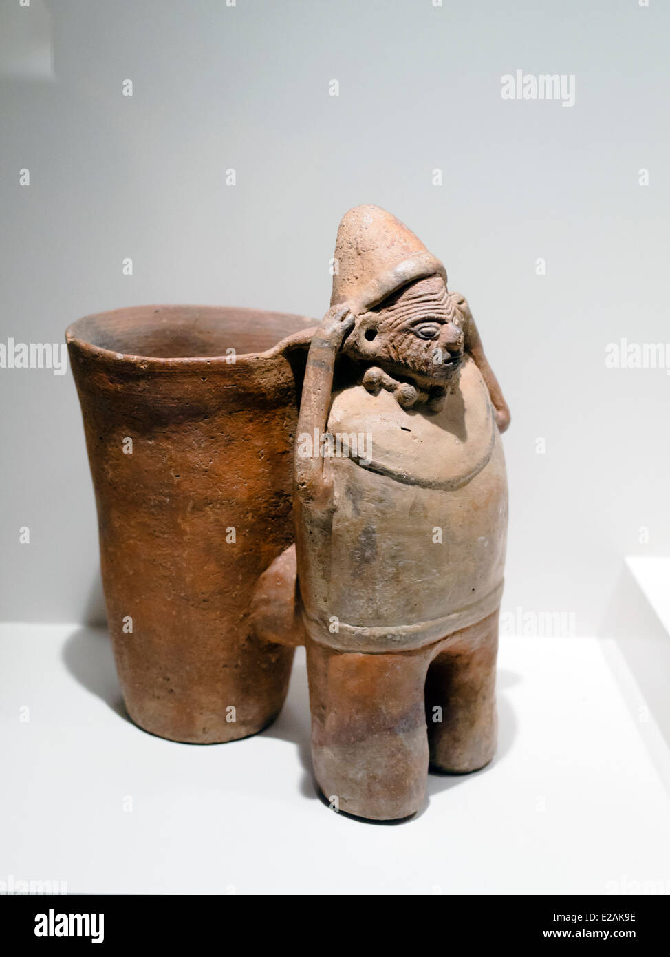 Skulpturale Vasen - menschliche Darstellung Huari Übergangszeit 800-1300 n. Chr. Museo de Arte Precolombino, Cusco - Peru mit kleinen, fast unmerklich Detail, der Huari Künstler hat dieses Schiff gefertigt; Dabei kann man eine beginnende und sorgfältige bildhauerische Tätigkeit beobachten, die traditionell als solche eine sekundäre Ausdruck in der keramischen Kunst der südlichen Kulturen der präkolumbianischen Peru, war deren Exzellenz durch ihre polychrome Bemalung, verlassen den nördlichen Gruppen - vor allem der Mochica - Genie in der Skulptur Ausmaße bestimmt war. Stockfoto