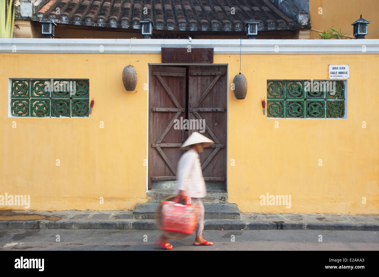 Frau zu Fuß vorbei an Restaurant, Hoi an ein (UNESCO Weltkulturerbe), Quang Schinken, Vietnam Stockfoto