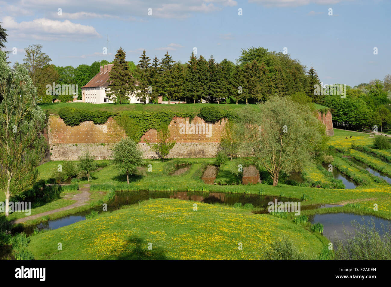 Frankreich, Nord, Le Quesnoy, Zinnen und angelegten Wassergärten Stockfoto