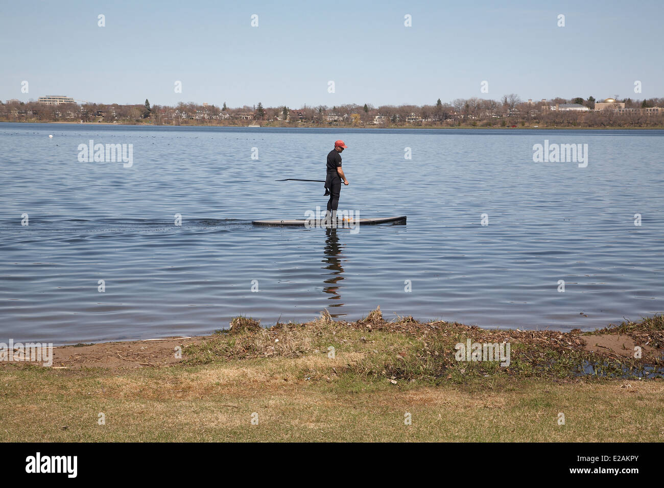 Ein Mann auf ein Stand up Paddle Board auf Lake Calhoun, Minneapolis, Minnesota, USA. Stockfoto