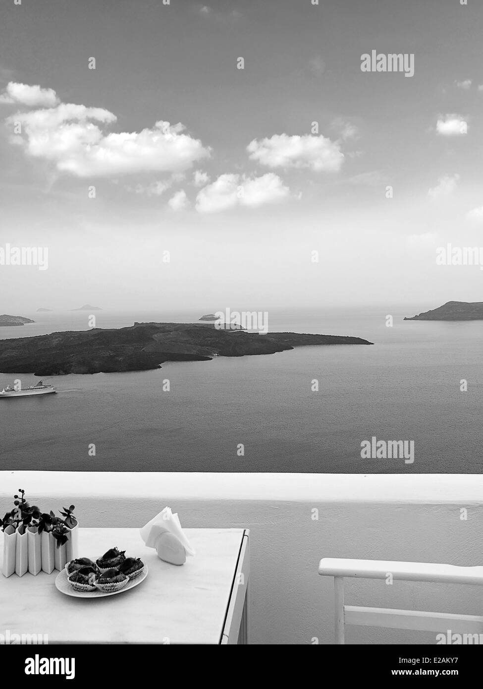 Meerblick vom Balkon, Insel Santorini, Griechenland, Schwarz & Weiß Stockfoto