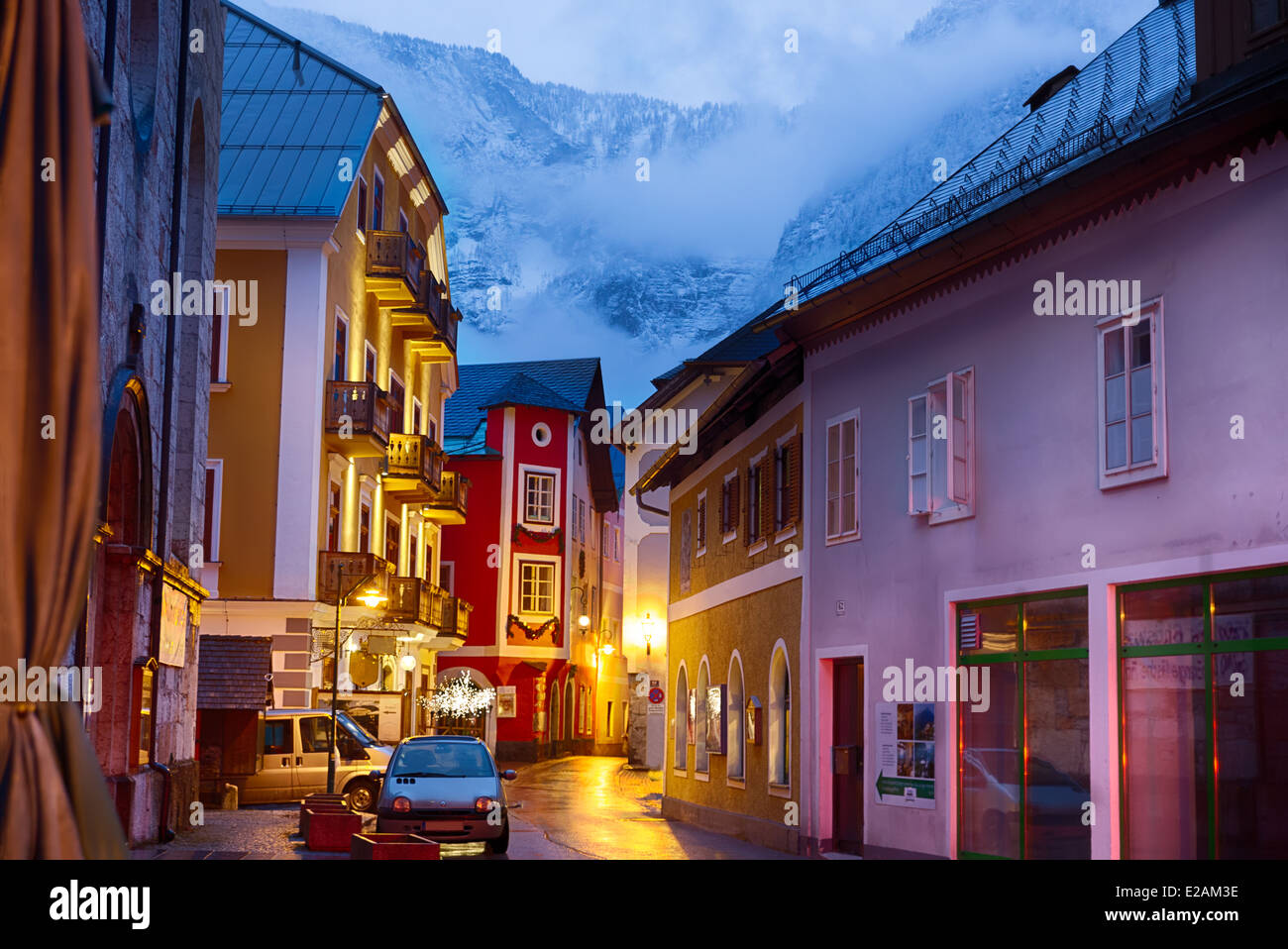 Dorf von Hallstatt in der Abenddämmerung, Salzburger Land, Österreich Stockfoto