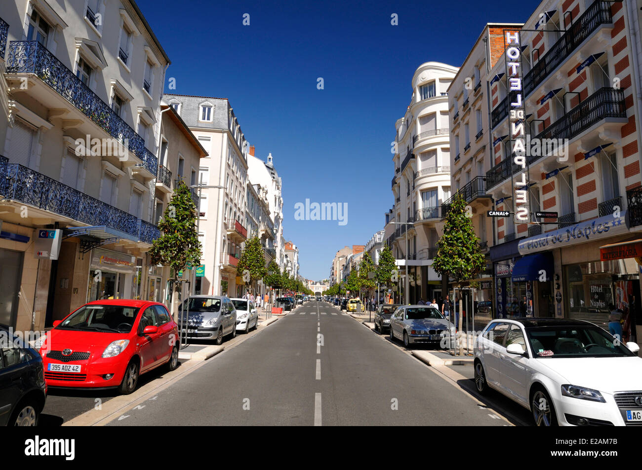 Frankreich, Allier, Vichy, Autos geparkt rue de Paris Stockfoto