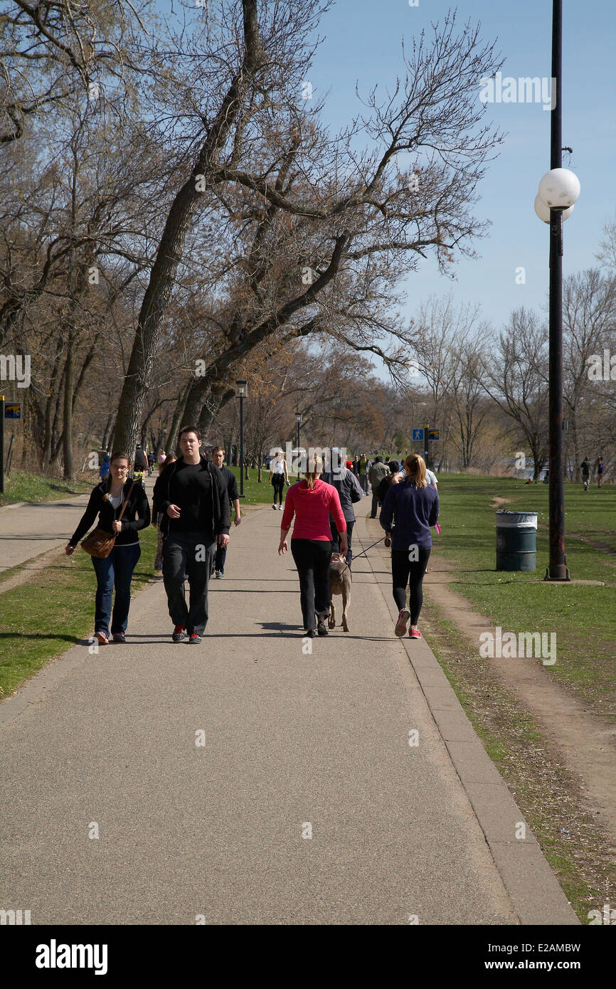 Menschen zu Fuß auf dem Weg, der Lake Calhoun, Minneapolis, Minnesota, USA umgibt. Stockfoto