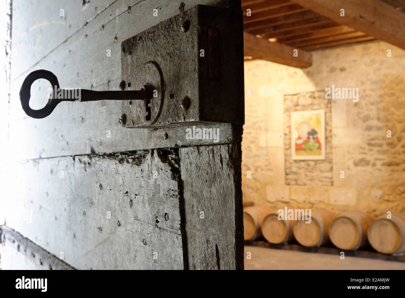Frankreich, Herault, Saint Aunes, Chateau Les Mazes Domäne, Details zu seiner Tastensperre auf einen Weinkeller mit Fässern im Hintergrund Stockfoto