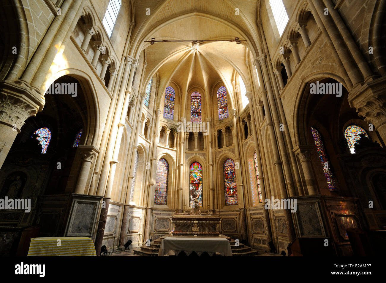 Frankreich, Aisne, Saint Michel de Thierache, Abtei, Kirche der Abtei, Altar im Chor Stockfoto