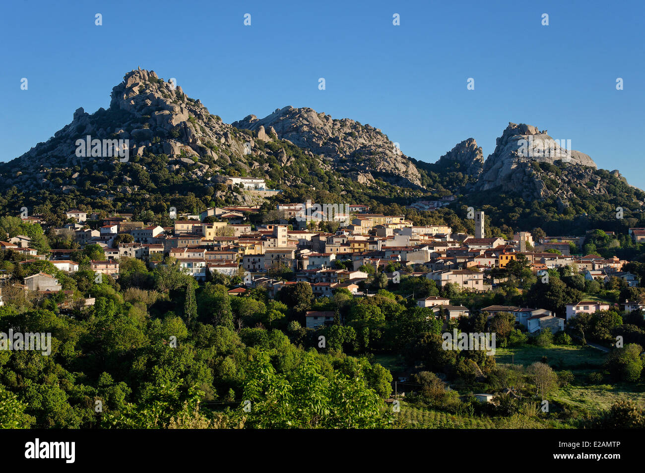 Italien, Sardinien, Provinz Olbia Tempio, Aggius, Blick auf das Dorf mit den Bergen von La Croce und Sozza Hintergrund Stockfoto