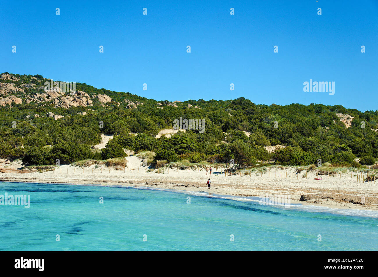 Italien, Sardinien, Provinz Olbia Tempio, Costa Smeralda (Costa Smeralda), Porto Cervo, Pevero Strand, Spaziergänger Flanieren auf der Stockfoto