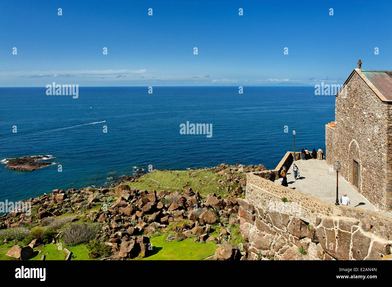 Italien, Sardinien, Sassari Provinz, Golf von Asinara, Castelsardo, Sant Antonio Abate Kathedrale und einen Balkon mit Blick aufs Meer Stockfoto