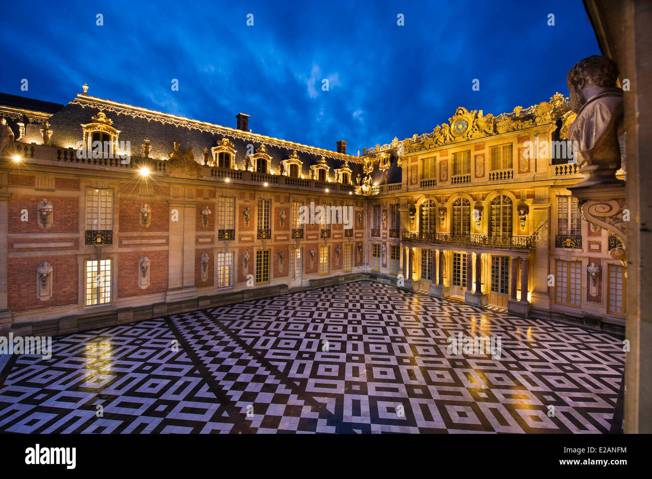 / Frankreich, Yvelines, Chateau de Versailles, aufgeführt als Weltkulturerbe der UNESCO, der Cour de Marbre (Marmor Hof) renoviert Stockfoto