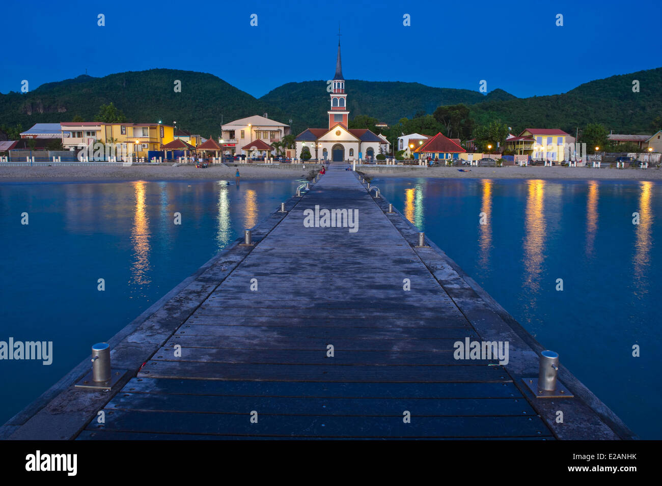 / Frankreich, Martinique (Französische Antillen), Les Anses-d'Arlet, Grande Anse, Kirche und Ponton Stockfoto