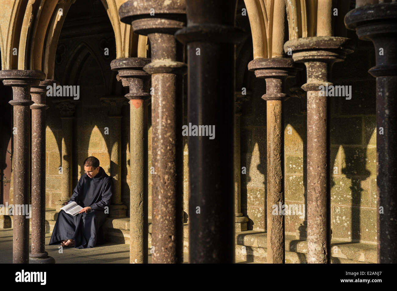 Bucht des Mont Saint Michel, Frankreich, Manche Weltkulturerbe von UNESCO, Mont Saint-Michel, der Kreuzgang, Bruder Stockfoto