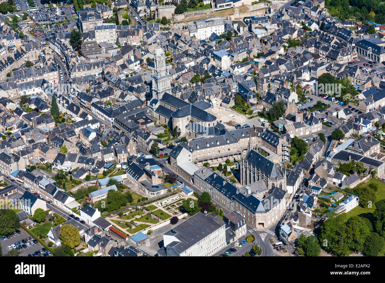 Frankreich, Manche, Avranches, Basilika Saint Gervais (Luftbild) Stockfoto