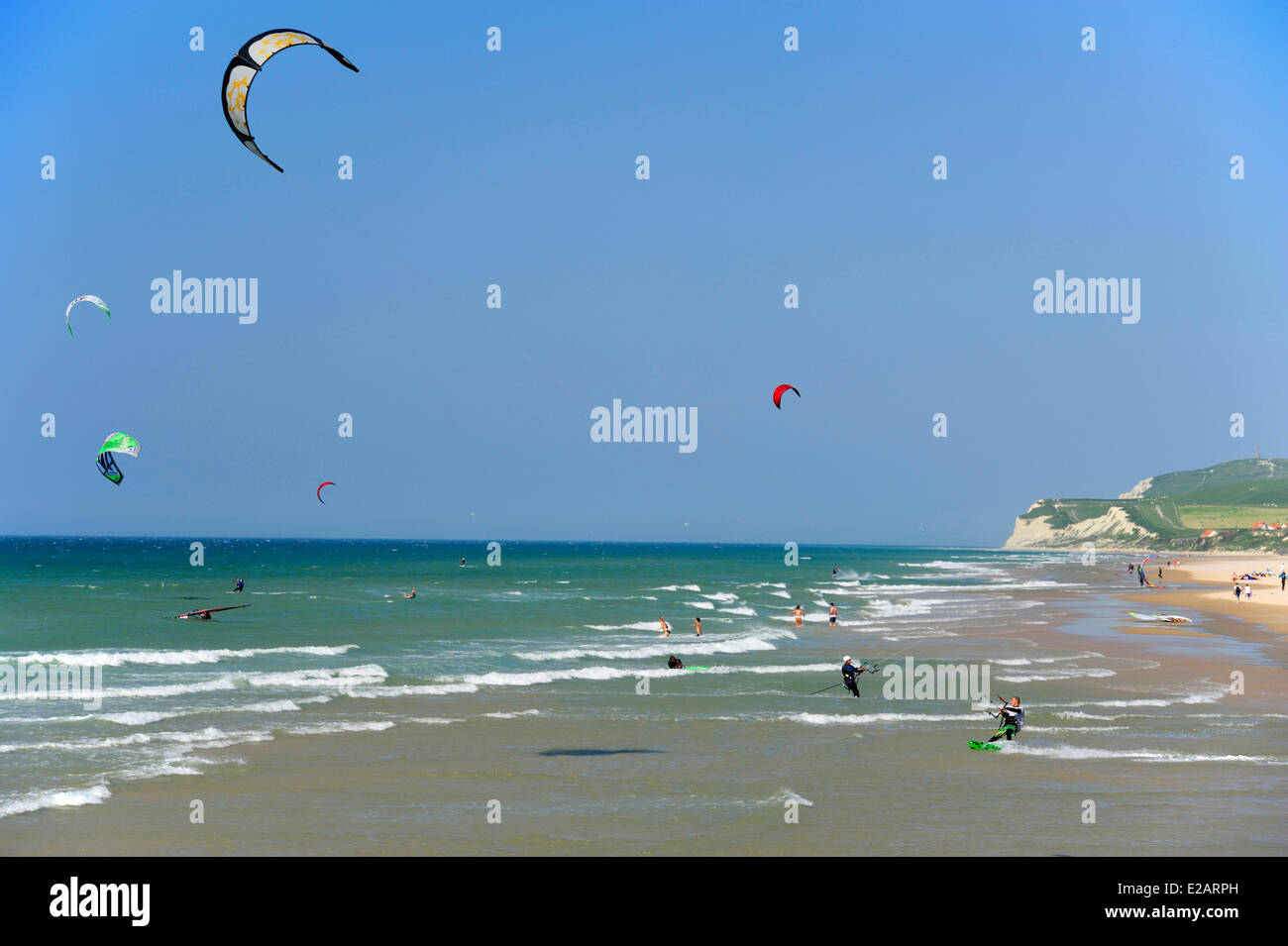 Frankreich, Pas-De-Calais, Wissant, Kitesurfen und Windsurfen am Strand mit Kap  Blanc-Nez im Hintergrund Stockfotografie - Alamy
