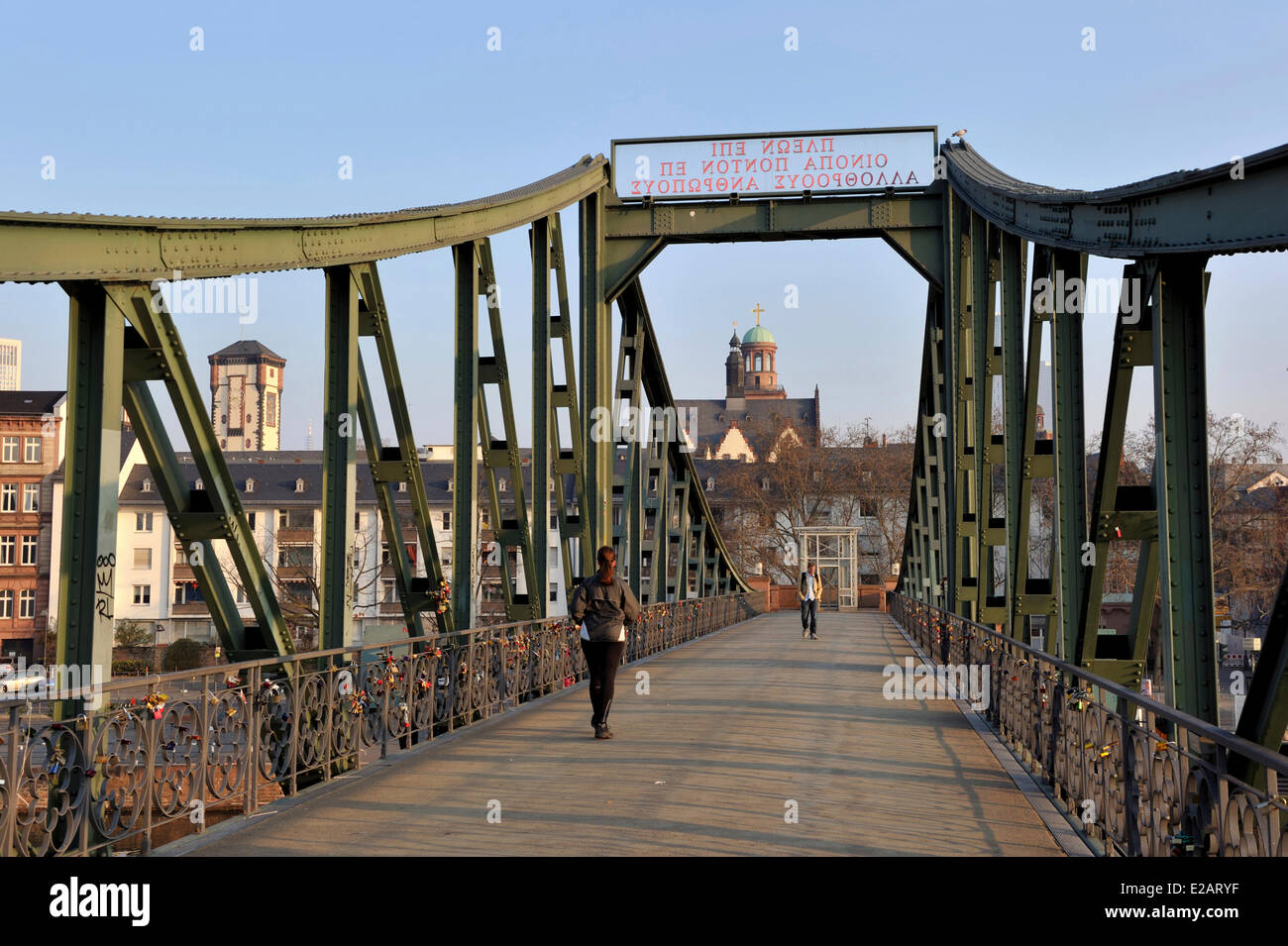 Deutschland, Hessen, Frankfurt am Main, Eiserner Steg (eiserne Fußgängerbrücke) über Main Stockfoto