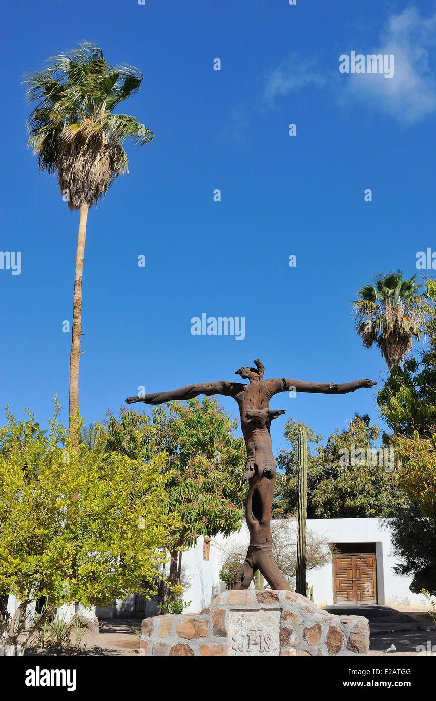 Mexiko, Baja California Sur State, Loreto, Museo de Las Misiones, (Missionsmuseum), Hof, hölzernes Kruzifix Stockfoto