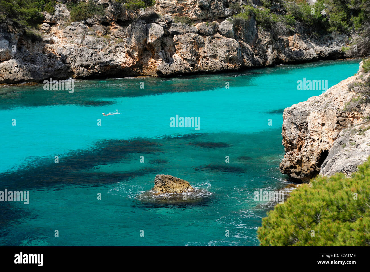 Spanien, Balearen, Mallorca, Cala Pi, Bucht mit kristallklarem Wasser Stockfoto