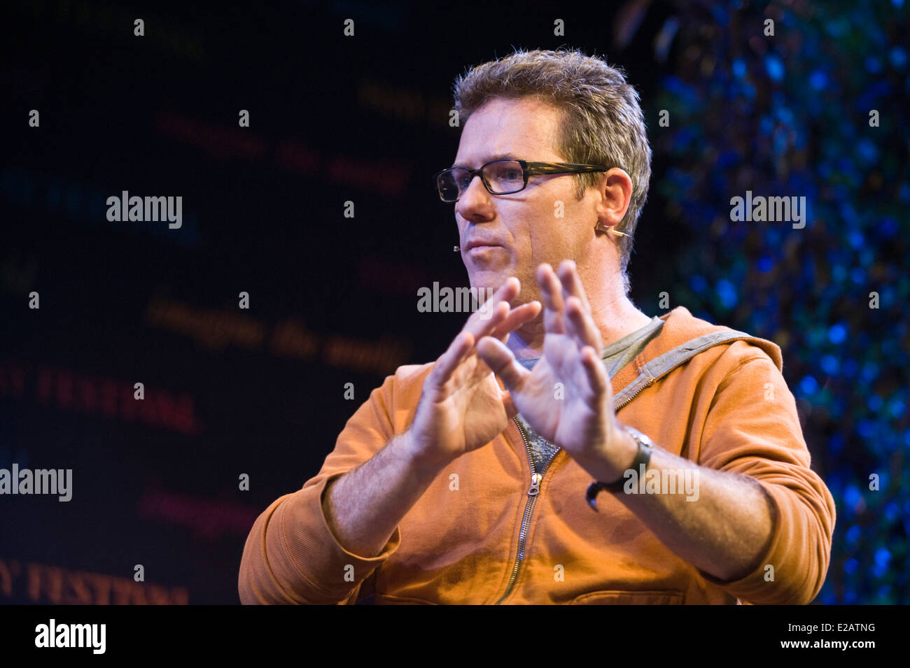 Schöpfer-Schriftsteller der BBC TV-Sitcom Rev James Wood beschreibt die Serie auf der Bühne Hay Festival 2014 Stockfoto