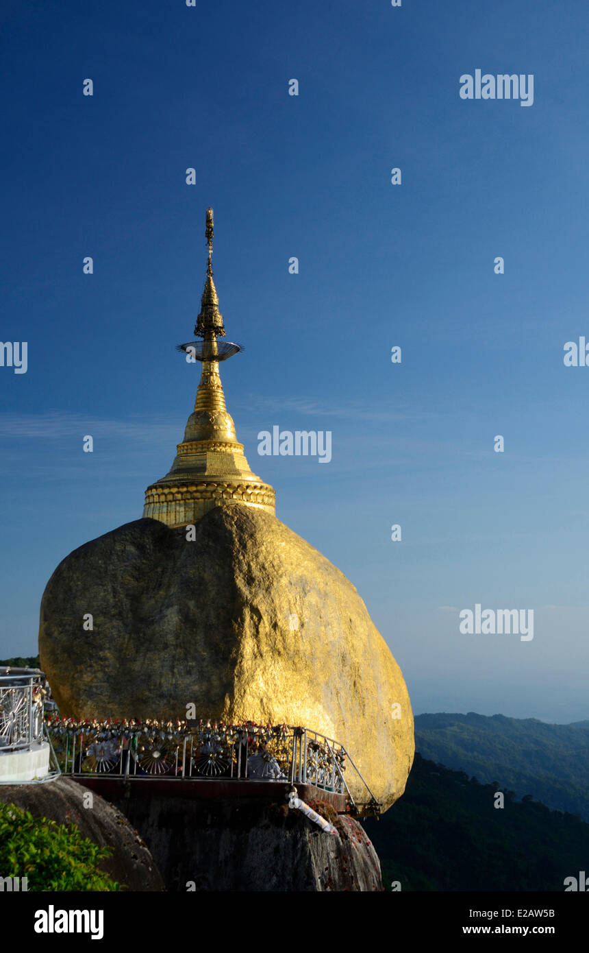 Myanmar (Burma), Mon-Staat, Kyaik Hti Yo, Golden Rock, Heilige Birma Rang und buddhistischen-Tempel Stockfoto