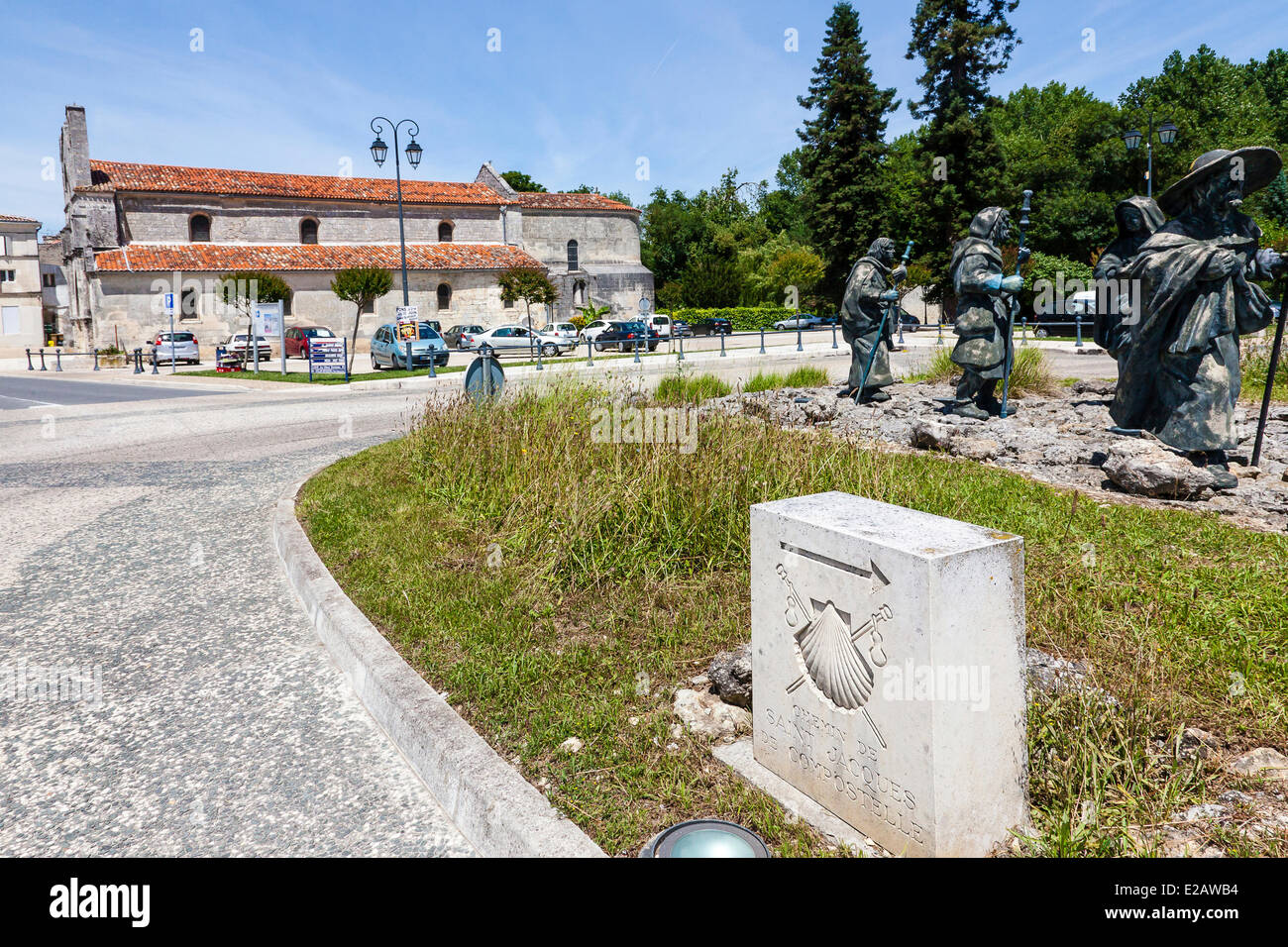 Frankreich, Charente Maritime, Pons, Saint Vivien de Pons Kirche (12. Jahrhundert) hinter Pilger Statuen auf dem Weg des Apostels Jakobus, Stockfoto