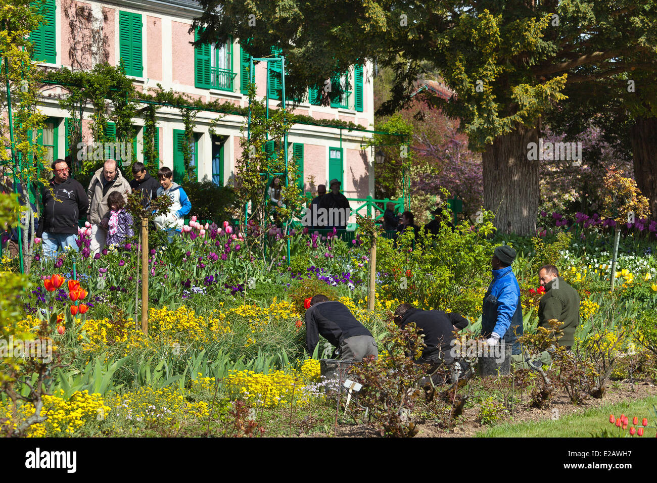 Frankreich, Eure, Giverny, Claude Monet Stiftung, Gärten von Monets Haus, Arbeit der Gärtner Stockfoto