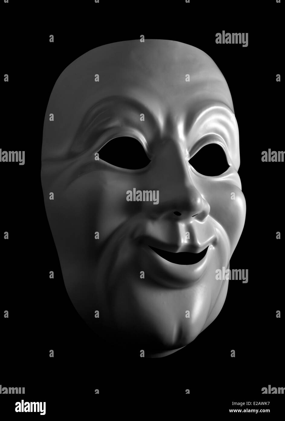 Weiße Maske vor einem dunklen Hintergrund. Stockfoto