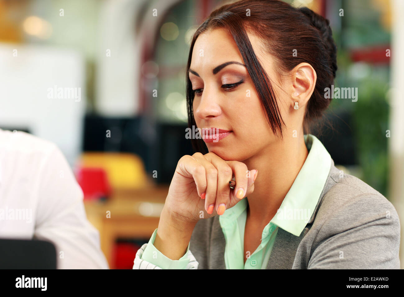 Porträt von nachdenklich Geschäftsfrau im Büro Stockfoto