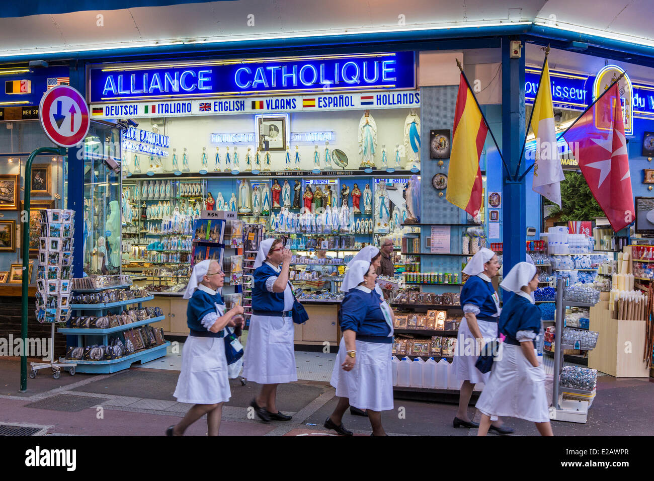 Frankreich, Hautes Pyrenäen, Lourdes, religiöse Souvenir-shop Stockfoto