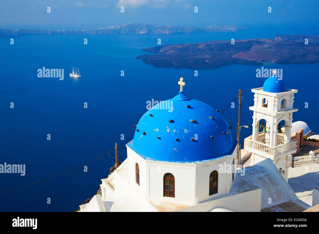 Cyclades, Insel Santorin, Griechenland, Firostefani, Kirche mit blauer Kuppel Stockfoto