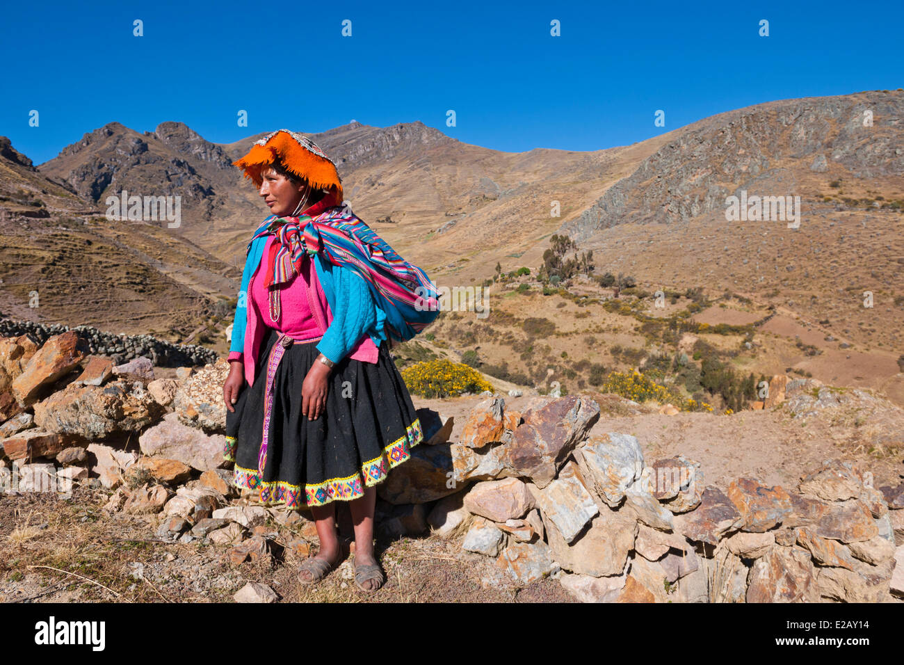 Peru, Cuzco Provinz, das Heilige Tal der Inkas, peruanische Frau und Landschaft von einem Wüstental der Anden Stockfoto