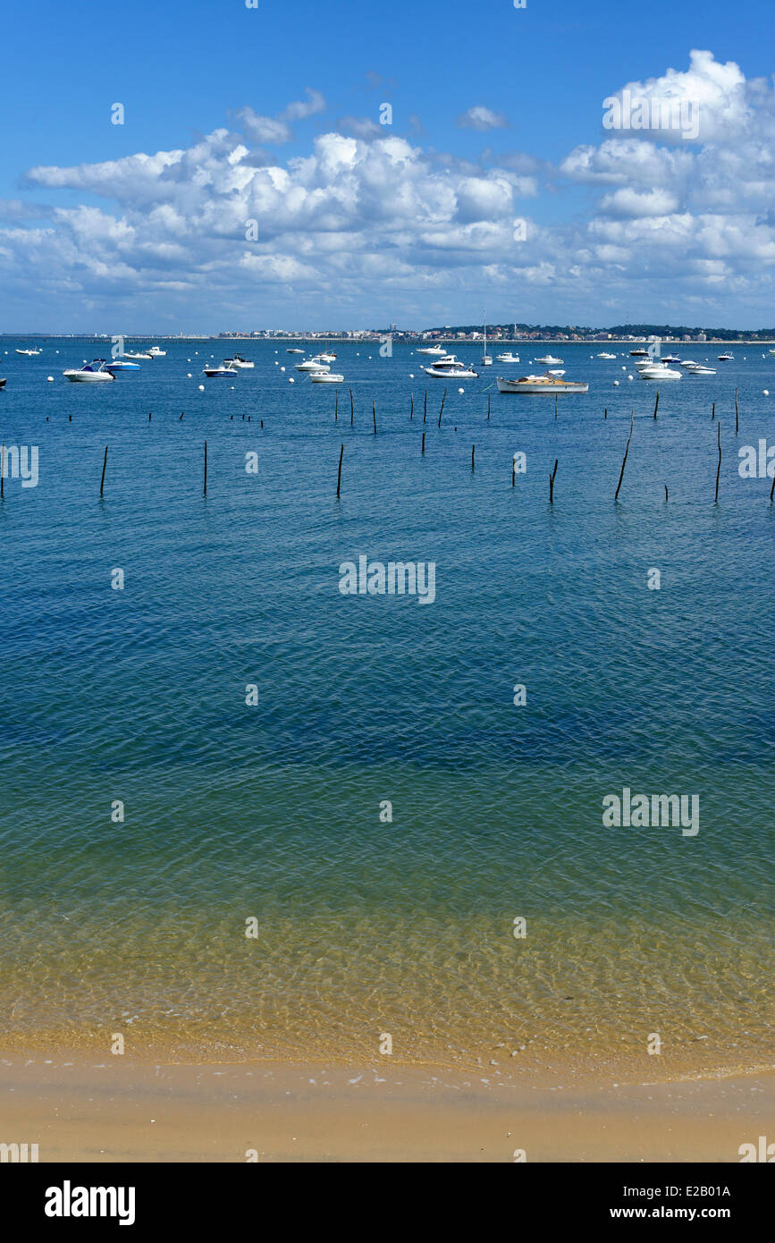 Frankreich, Gironde, d ' Arcachon, Piraillan, Austernbänke mit Booten im Hintergrund Stockfoto