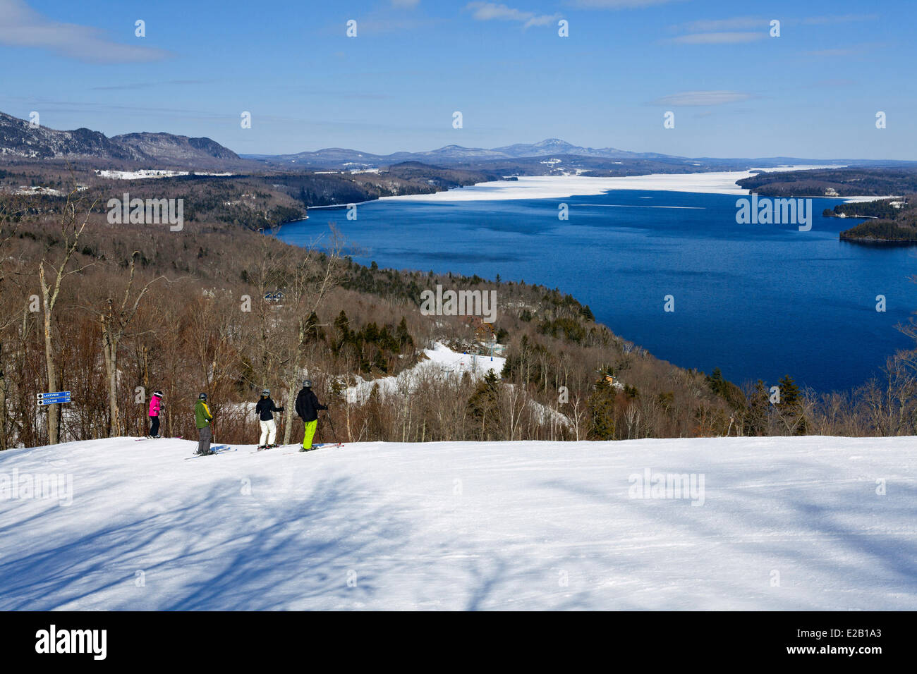 Kanada, Provinz Quebec, Eastern Townships (Estrie), der Eulenkopf Skipisten über Lake Memphremagog Stockfoto