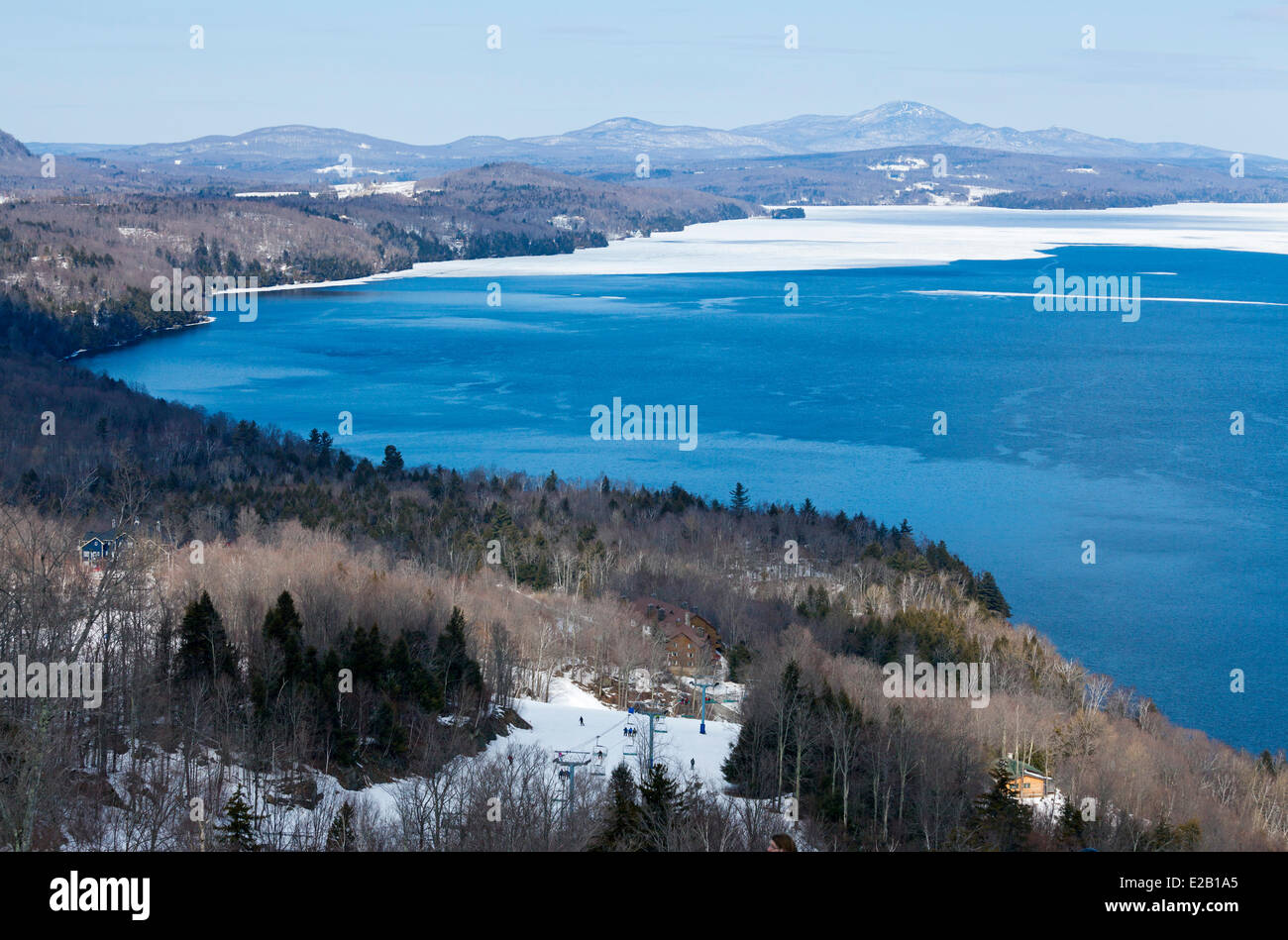 Kanada, Provinz Quebec, Eastern Townships (Estrie), der Eulenkopf Skipisten über Lake Memphremagog Stockfoto