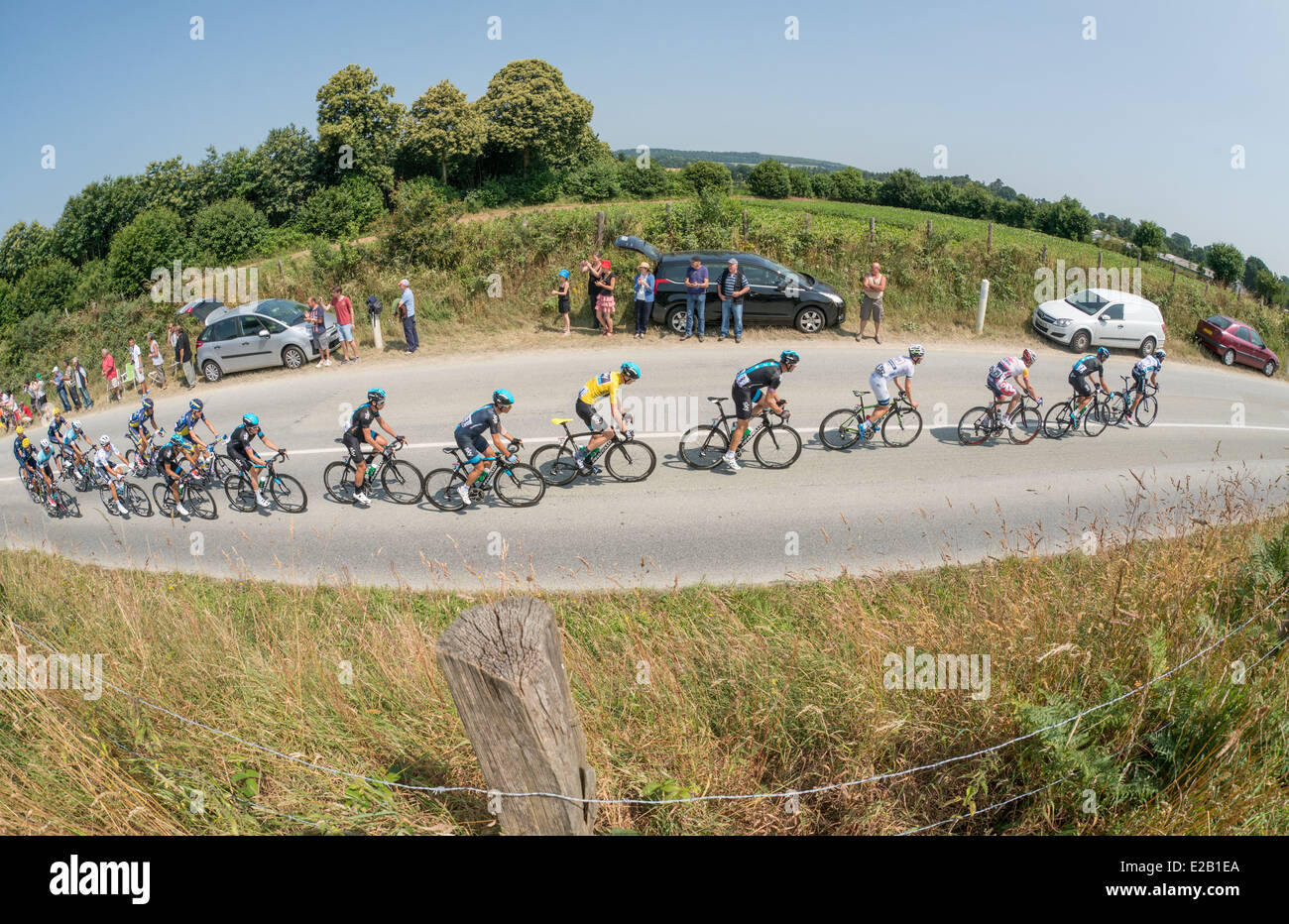Das Hauptfeld auf der 12. Etappe der Tour de France 2013 vor. Stockfoto