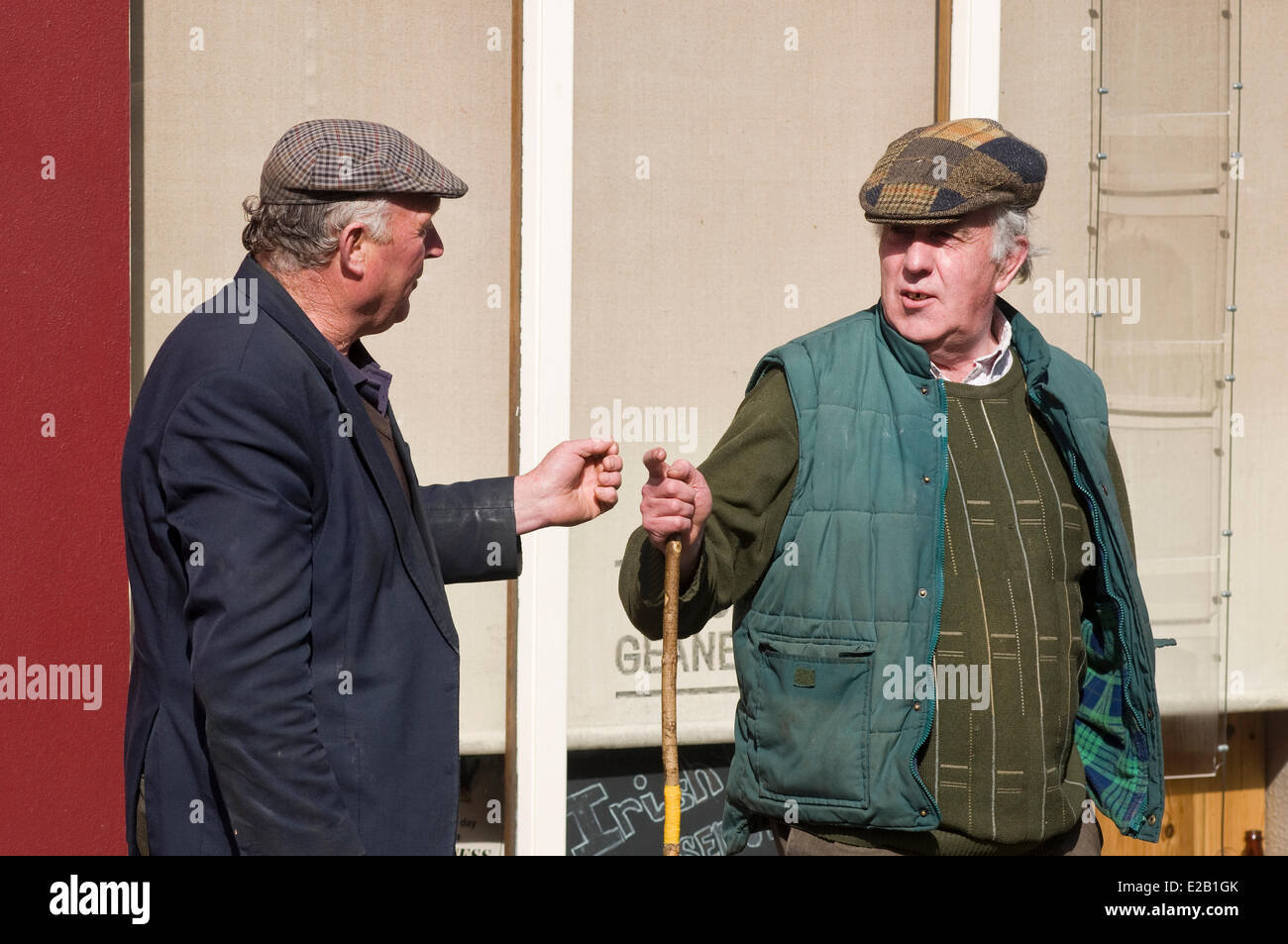 County Kerry, Halbinsel Dingle, Dingle, Irland, zwei Männer im Gespräch Stockfoto