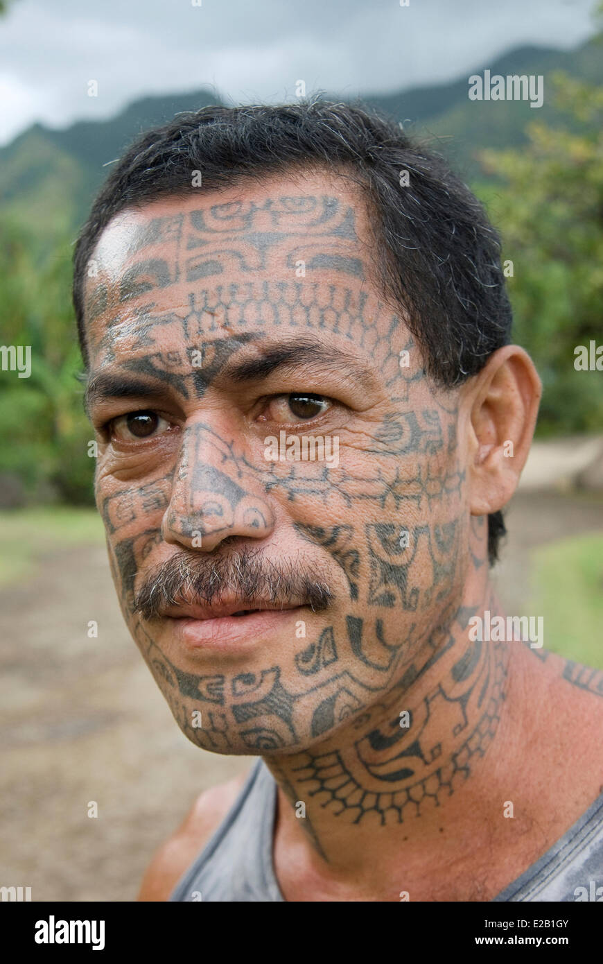 Frankreich, Französisch-Polynesien, Marquesas-Inseln, Nuku Hiva Insel, Hatiheu, Mann Gesicht tätowiert marquesanische Motive Stockfoto