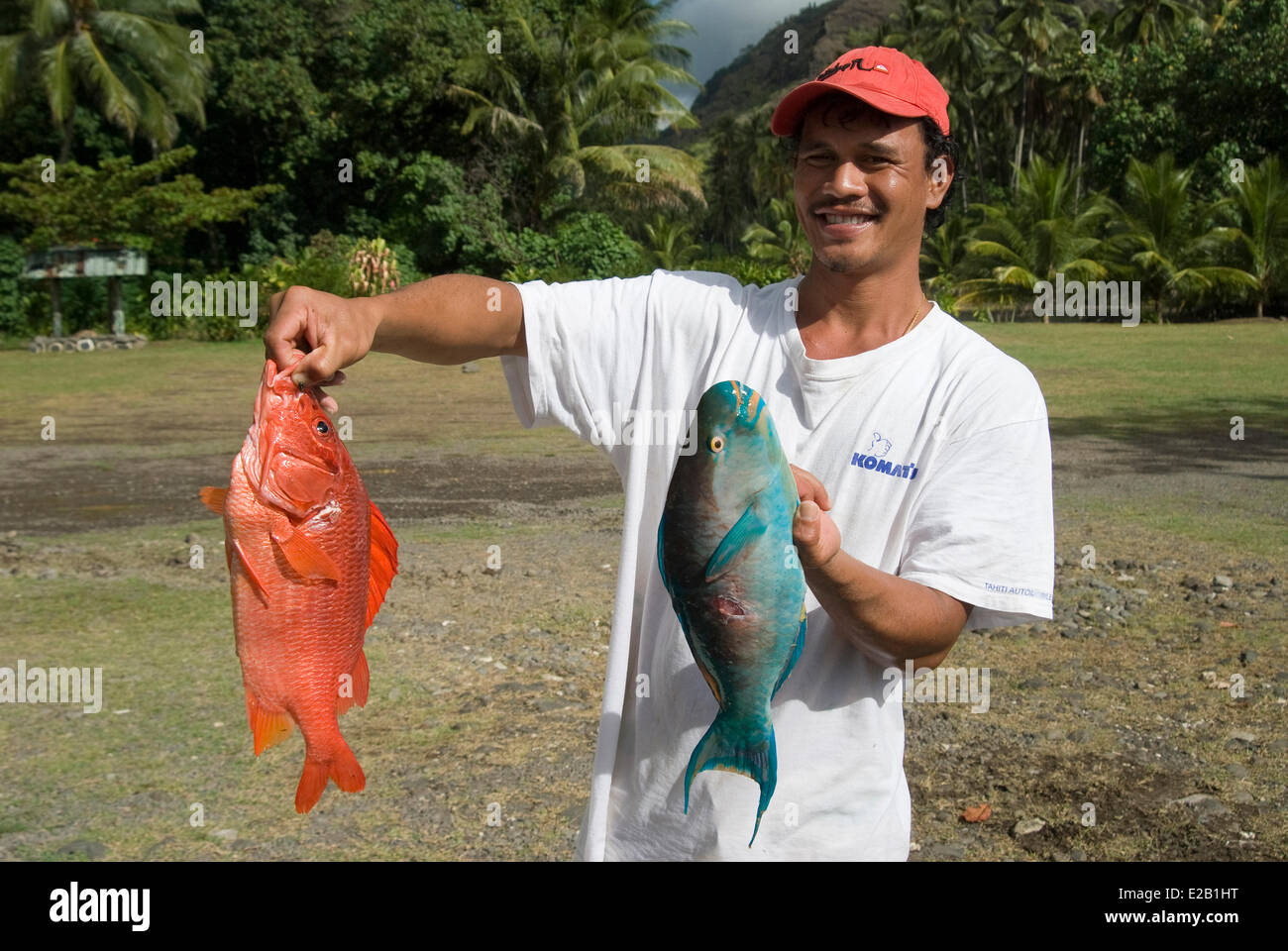Hiva Oa, Marquesas-Inseln, Frankreich, Französisch-Polynesien Insel, Hanaiapa, Rückkehr zu Angeln, Mann, hält zwei Fische Stockfoto